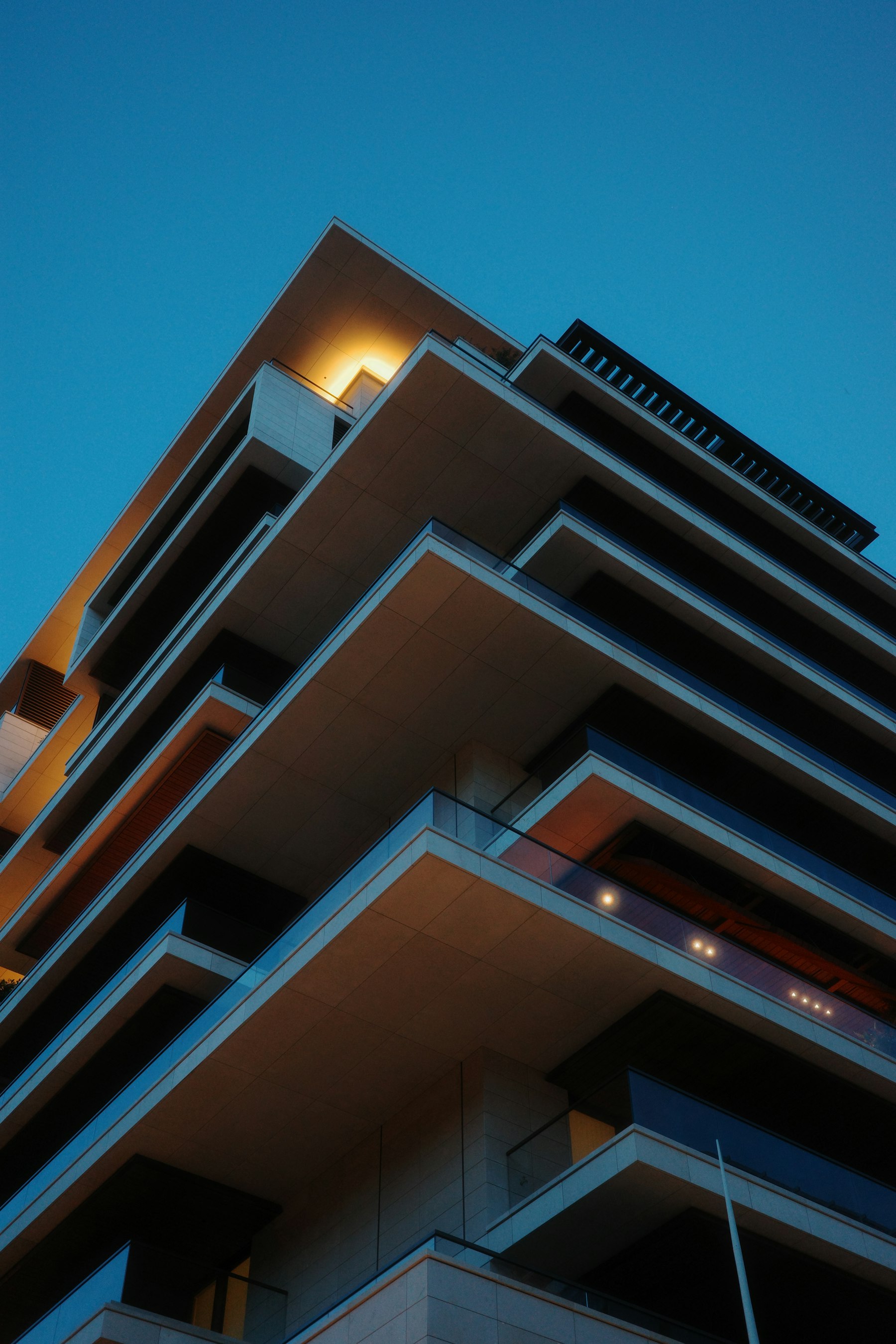 Gestapelde balkons van een modern gebouw in het blauwe uur